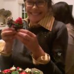 Teri Hatcher Instagram - Holiday cupcakes by @blossomsbymichele They are absolute masterpieces to look at AND eat! PS (I’m not drunk.., well maybe on buttercream!) #cupcakesofinstagram #beautifulcupcakes #christmasbaking