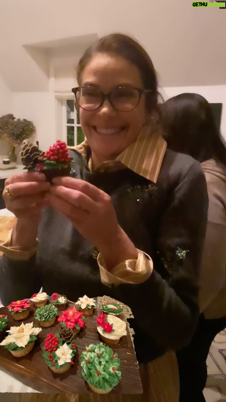 Teri Hatcher Instagram - Holiday cupcakes by @blossomsbymichele They are absolute masterpieces to look at AND eat! PS (I’m not drunk.., well maybe on buttercream!) #cupcakesofinstagram #beautifulcupcakes #christmasbaking