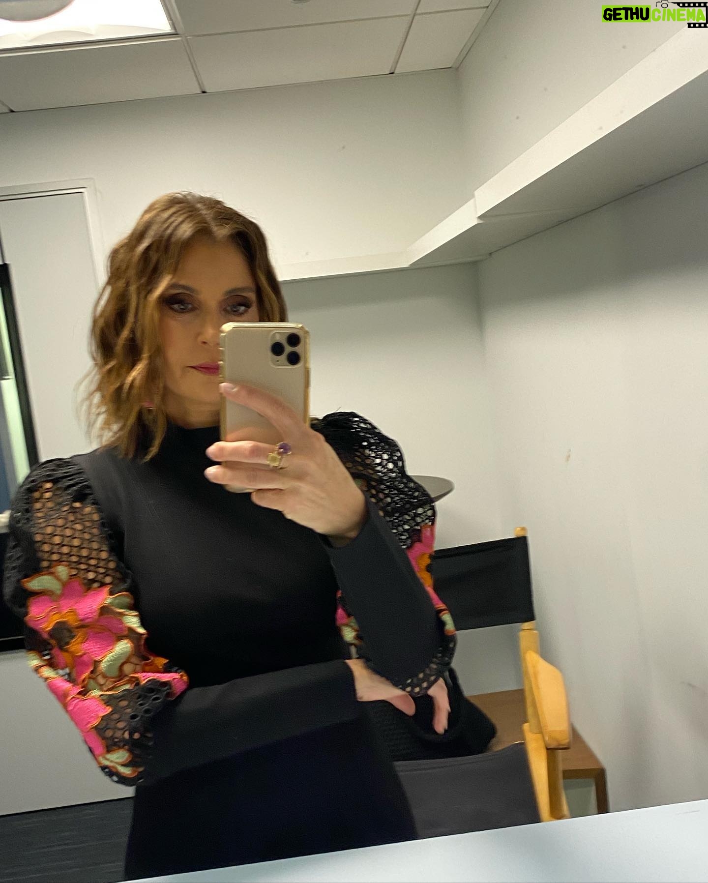 Teri Hatcher - 21.4K Likes - Little sneak peak at some backstage vibes from todayâs interview with @accesshollywood Thanks for having me @kithoover @melissapeterman So fun! Watch today 1pm KNBC #accessdaily #midlovecrisis @hallmarkmovie Hair & Makeup: @faustinehornok Styled by:
@thedollhaus.co @elliatt @janeylopatypr @aquabrandofficial I LOVE the sleeves on the dress! Obsessed! Have a great weekend all!!