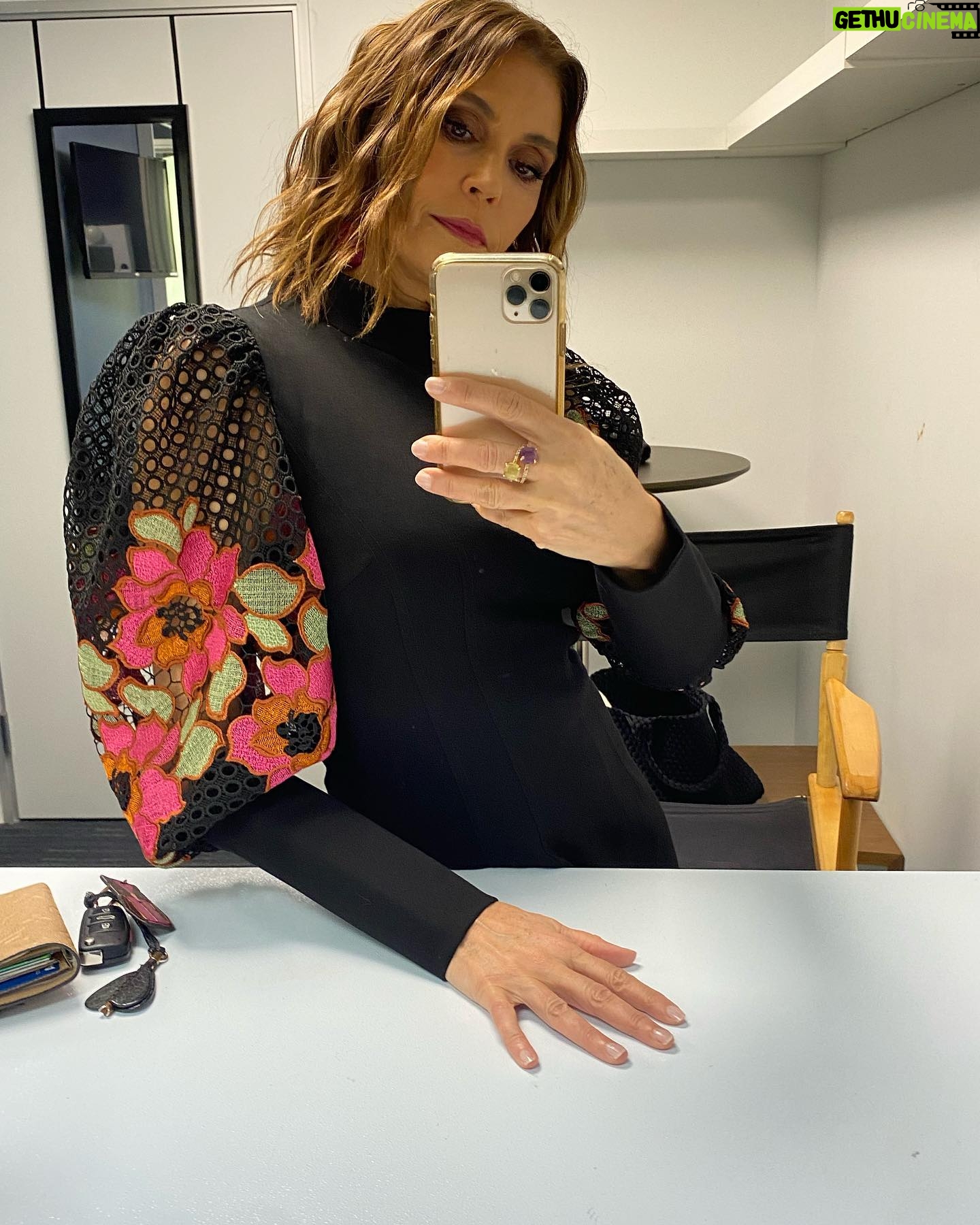 Teri Hatcher - 21.4K Likes - Little sneak peak at some backstage vibes from todayâs interview with @accesshollywood Thanks for having me @kithoover @melissapeterman So fun! Watch today 1pm KNBC #accessdaily #midlovecrisis @hallmarkmovie Hair & Makeup: @faustinehornok Styled by:
@thedollhaus.co @elliatt @janeylopatypr @aquabrandofficial I LOVE the sleeves on the dress! Obsessed! Have a great weekend all!!