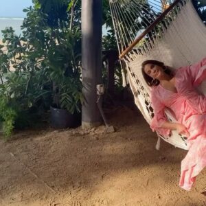 Teri Hatcher Instagram - #BTS from this amazing adventure in #puertorico filming @fantasyislandtv with the beautiful, lovely & funny @roselyn_sanchez  #jamesdenton @richtercommaandy Tune in tonight to watch another #desperatehousewives reunion. #susanandmikeforever 😉 Monday on #Fox followed by @hulu