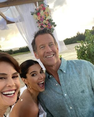 Teri Hatcher Instagram - #BTS from this amazing adventure in #puertorico filming @fantasyislandtv with the beautiful, lovely & funny @roselyn_sanchez  #jamesdenton @richtercommaandy Tune in tonight to watch another #desperatehousewives reunion. #susanandmikeforever 😉 Monday on #Fox followed by @hulu