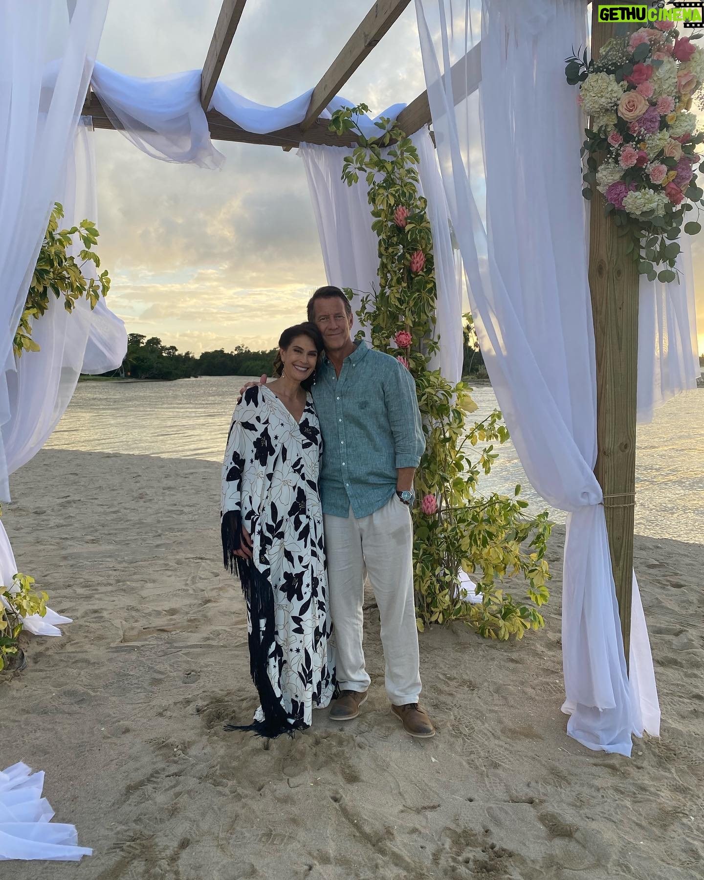 Teri Hatcher - 49.2K Likes - #BTS from this amazing adventure in #puertorico filming @fantasyislandtv with the beautiful, lovely & funny @roselyn_sanchez #jamesdenton @richtercommaandy Tune in tonight to watch another #desperatehousewives reunion. #susanandmikeforever đ Monday on #Fox followed by @hulu