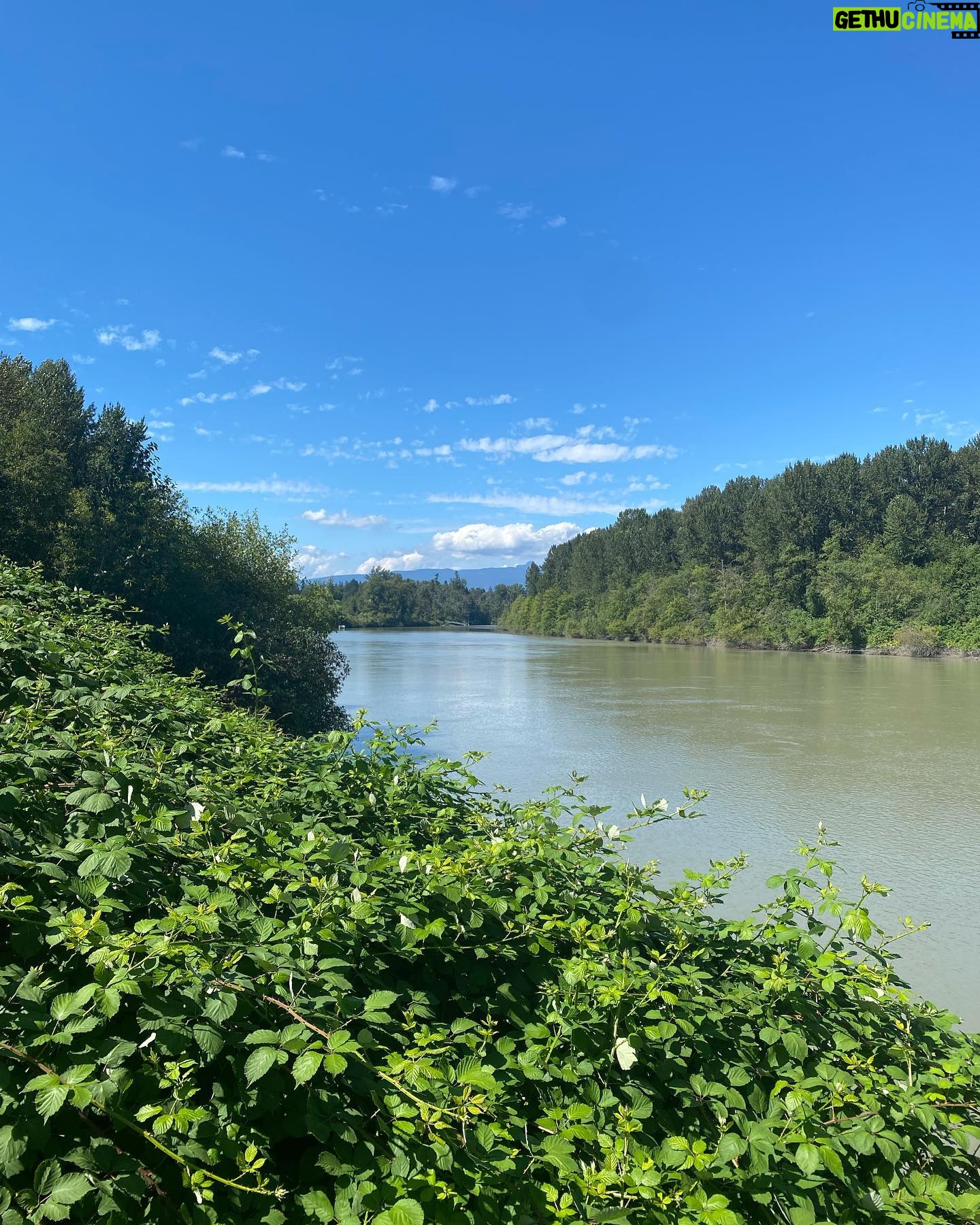 Teri Hatcher Instagram - Miles of walking in beautiful Canada. What am I doing here?…stay tuned 🎬 Wishing you a beautiful week. #nature #hiking #setlife