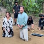 Teri Hatcher Instagram - #BTS from this amazing adventure in #puertorico filming @fantasyislandtv with the beautiful, lovely & funny @roselyn_sanchez #jamesdenton @richtercommaandy Tune in tonight to watch another #desperatehousewives reunion. #susanandmikeforever 😉 Monday on #Fox followed by @hulu