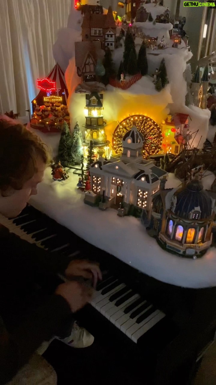 Teri Hatcher Instagram - So lucky to have the incredible pianist @taylormackall spend a few minutes playing live at my newly decorated #christmasvillage Please enjoy these loving vibes in the spirit of a joyful & happy holiday for all. #christmas #christmastime #piano