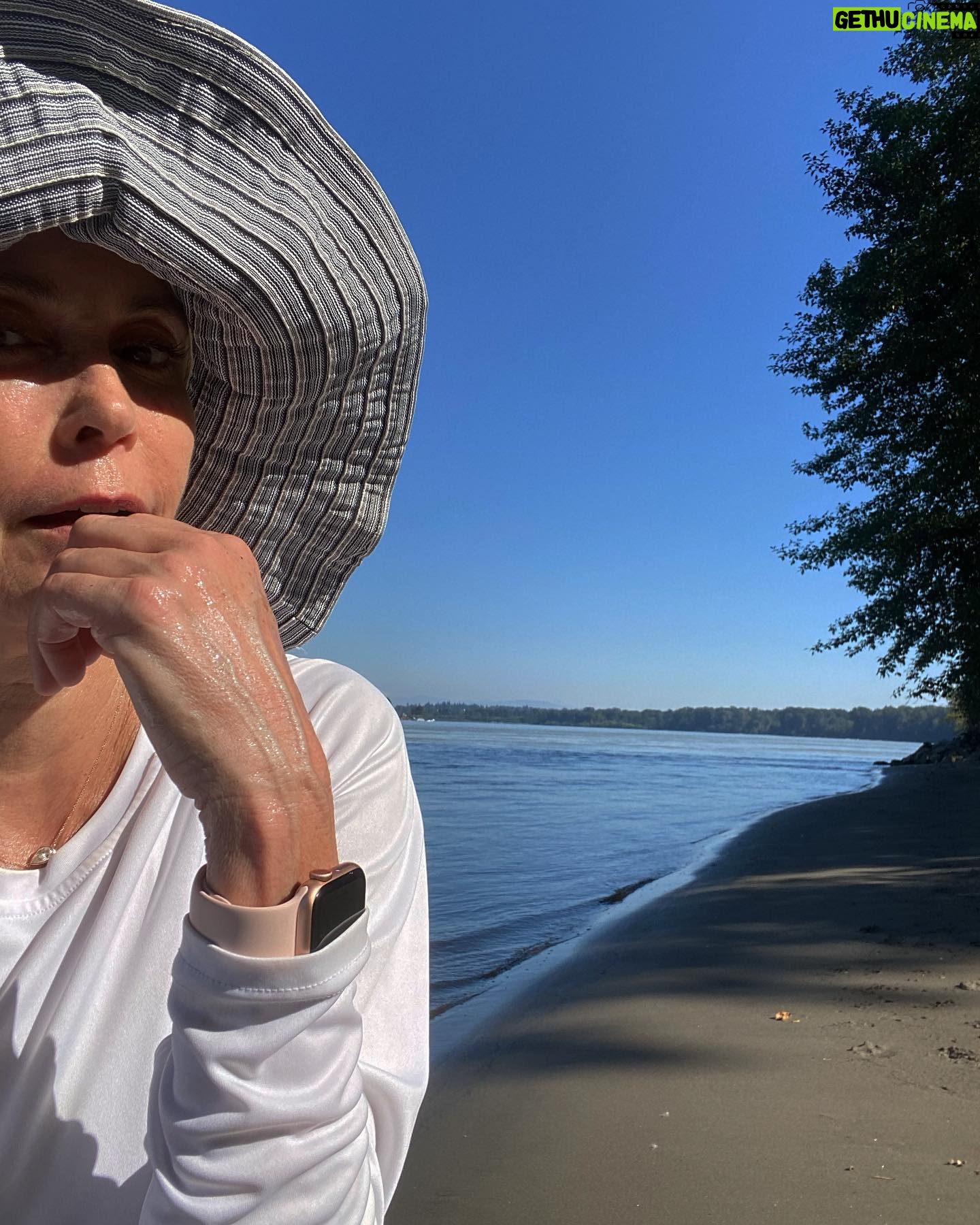 Teri Hatcher Instagram - Miles of walking in beautiful Canada. What am I doing here?…stay tuned 🎬 Wishing you a beautiful week. #nature #hiking #setlife