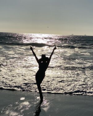 Teri Hatcher Instagram - Goodbye 58 Hello 59. What an amazing day I’ve spent in nature with loved ones…cold ocean, warm hearts, moving, talking , laughing. With age comes the deepest sense of acceptance and freedom, appreciation and gratitude and the energy and ambition to do all that you can in and for this world and the people in it. Grateful for each day and the opportunities it brings. My heart is full. Thank you everyone for all the birthday wishes. #everydayisagift #nofilter