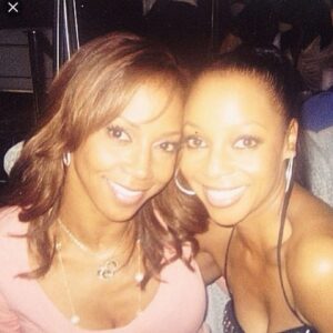 Terry Ellis Instagram - #tbt I love @terryellis 👧🏽🩷👧🏽 besties for 30 years 🙏🏾
Repost from @femmeitforward
•
I Am My Sister’s Keeper 💜

“I’ve known a lot of great women in my life ... but what sets Terry apart from being a “good friend” is her disarming Texas southern gal authentic spirit. Not a fake bone in her body. I just feel so okay about who I am around her. We allow each other to just be. She never judges, while remaining honest and she is my own personal “vault,” meaning I know there is nothing I could say to her that anyone else would ever hear from her lips. It’s the most comforting feeling ever, and I don’t have it with many people.” ~ #HollyRobinson sharing on her bestie #TerryEllis 

Holly Robinson and Terry Ellis have been inseparable since they first met on the set of the sitcom #HanginWithMrCooper over 30 years ago. 

Best friends? More like twin sisters 💕

👭🏾 #IamMySistersKeeper 👭🏾
✨ #FemmeItForward ✨