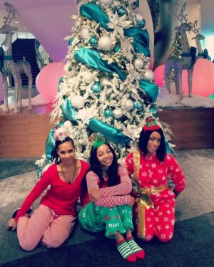 Terry Ellis Instagram - Merry Christmas everyone! 
☃️ 🎄 ♥️ @cindyherronbraggs @officialmissrnb @envoguemusic