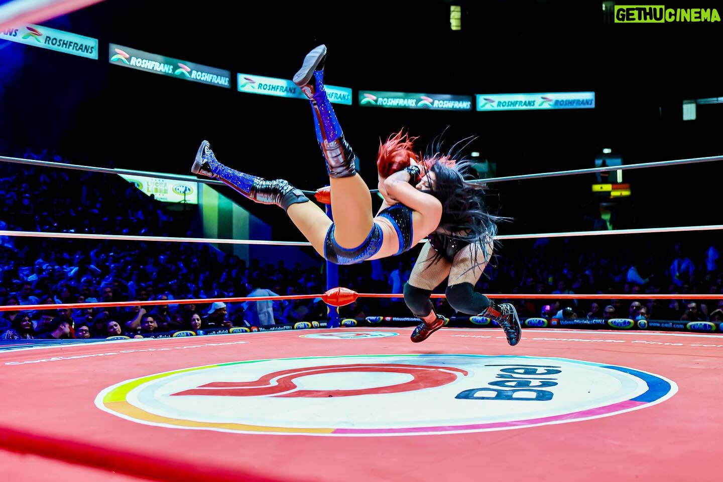 Tessa Blanchard Instagram - Imágenes del #MatchRelámpago que protagonizaron Dark @siluetacmll y @tessa_blanchard el viernes pasado en la monumental Arena México. 📸 @elfotografodelasluchas #CMLL #LuchaLibre #LuchaLibreMexicana #LuchaLibreCMLL #ArenaMexico #Luchador #Wrestling #MexicanWrestling #follow