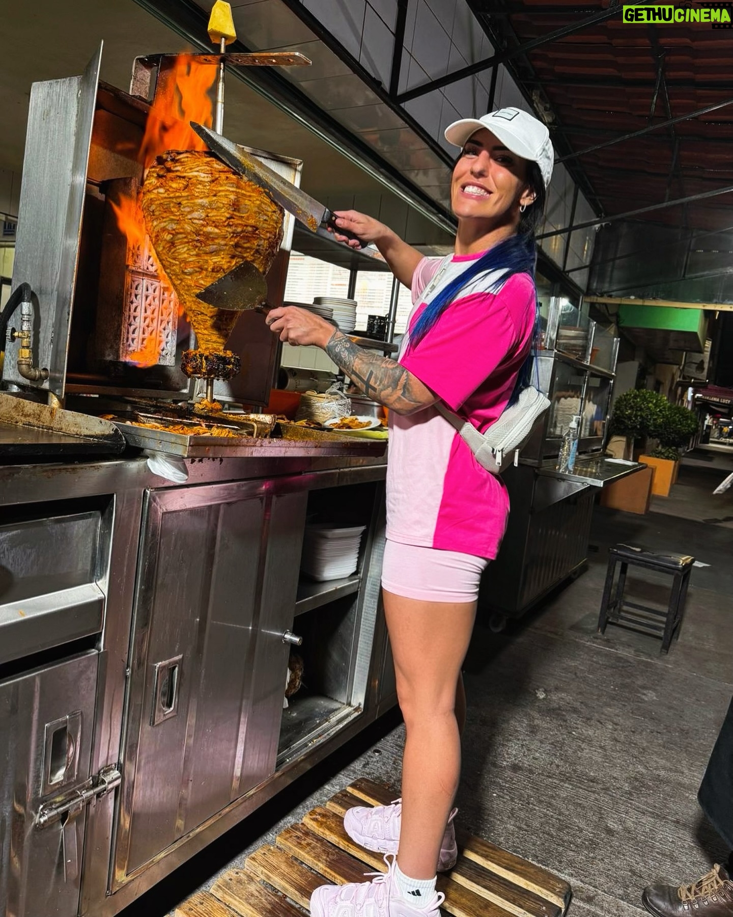 Tessa Blanchard Instagram - A falta de amor, unos tacos al pastor 💚🤍♥️