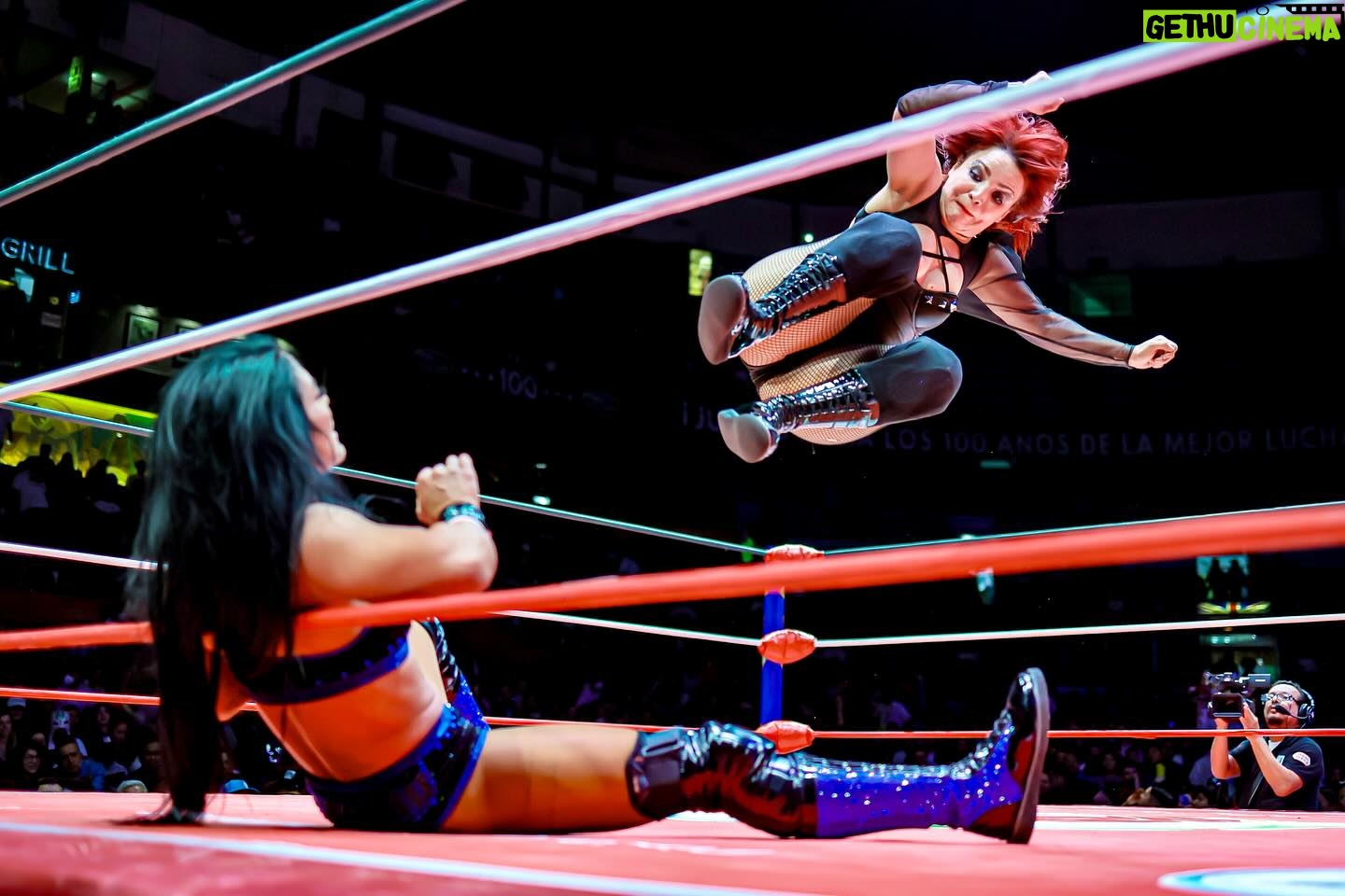Tessa Blanchard Instagram - Imágenes del #MatchRelámpago que protagonizaron Dark @siluetacmll y @tessa_blanchard el viernes pasado en la monumental Arena México. 📸 @elfotografodelasluchas #CMLL #LuchaLibre #LuchaLibreMexicana #LuchaLibreCMLL #ArenaMexico #Luchador #Wrestling #MexicanWrestling #follow