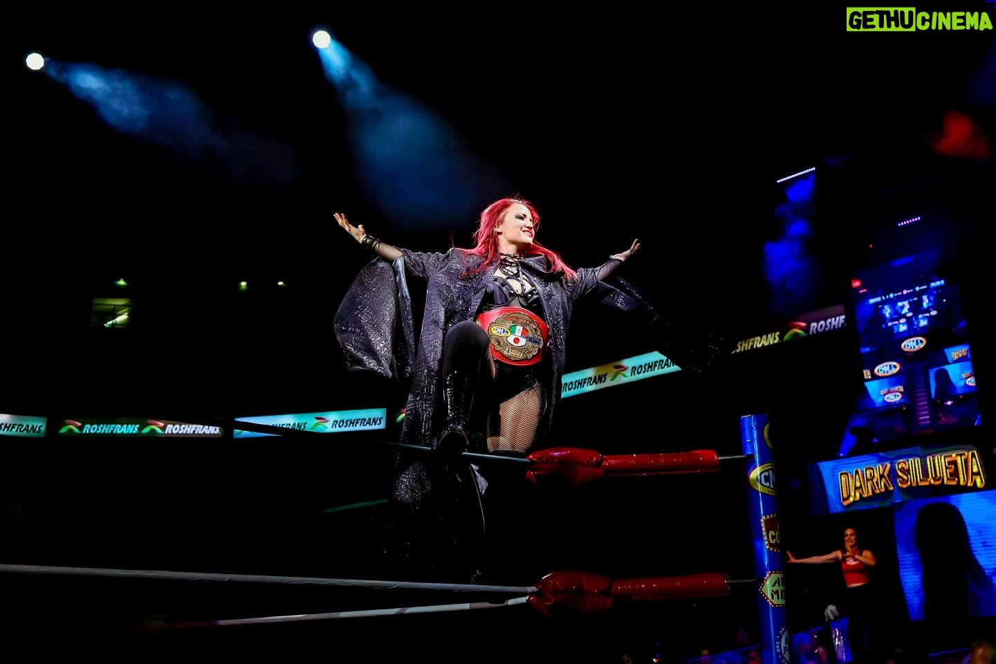 Tessa Blanchard Instagram - Imágenes del #MatchRelámpago que protagonizaron Dark @siluetacmll y @tessa_blanchard el viernes pasado en la monumental Arena México. 📸 @elfotografodelasluchas #CMLL #LuchaLibre #LuchaLibreMexicana #LuchaLibreCMLL #ArenaMexico #Luchador #Wrestling #MexicanWrestling #follow