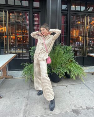 Tessa Ía Instagram - Muy hermoso el atardecer, pero más hermosa yo 💁🏼‍♀️✨ muy lindos los guapos pero más deliciosa la pizza 🥵 muy preciosos mis amigos = muy repleta del corazón yo 💓 muy excelentes las pantuflas de ciudad y muy lista para llegar a descansar ya 🍕🗽🛩️🗺️🛌💕