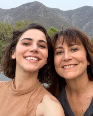 Tessa Ía Instagram - Ya estrenó: SIERRA MADRE!! 

Ya conocieron a la familia Parra? 
→ @streammaxla @hbolatam 
⛰️⚠️🔥⛰️⚠️🔥⛰️⚠️🔥⛰️

Felicidades y mucho amor a todos los involucrados!! ♡