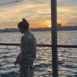 Tessa Ía Instagram – Muy hermoso el atardecer, pero más hermosa yo 💁🏼‍♀️✨ muy lindos los guapos pero más deliciosa la pizza 🥵 muy preciosos mis amigos = muy repleta del corazón yo 💓 muy excelentes las pantuflas de ciudad y muy lista para llegar a descansar ya 🍕🗽🛩️🗺️🛌💕