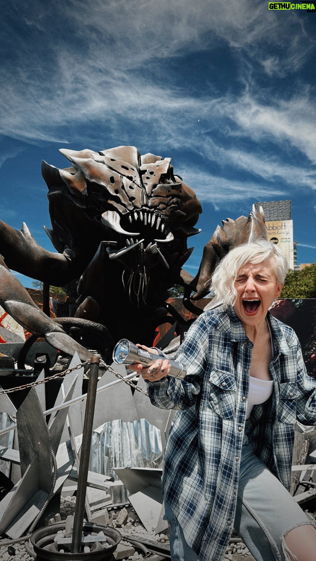 Tessa Netting Instagram - Rare footage of the #metallicmenace captured at San Diego Comicon at Petco Park … STAY ALERT!! And thank you @getfandom & @therealcost for the reminder: Vaping can expose your lungs to toxic metals. #ad