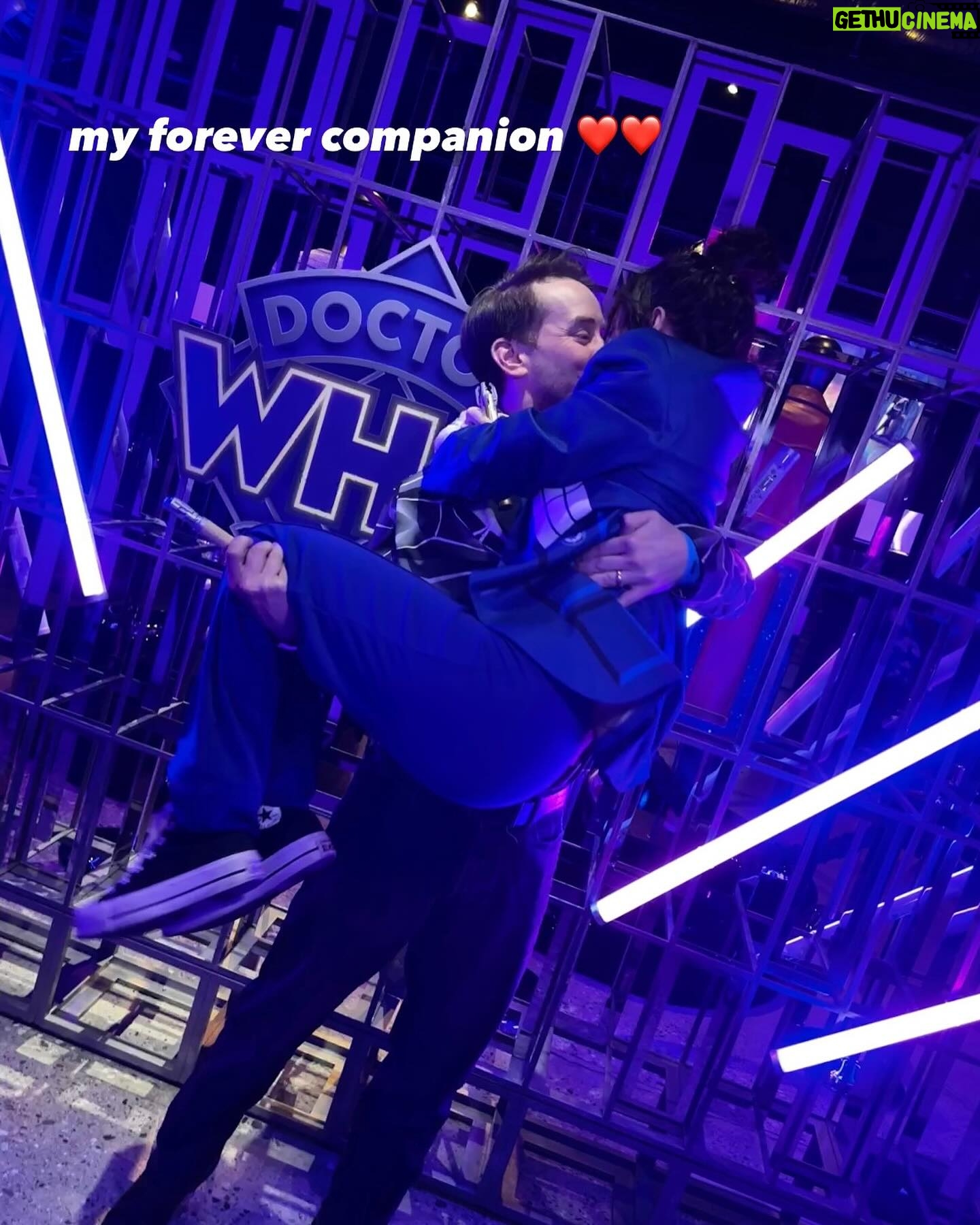 Tessa Netting Instagram - MY FELLOW WHOVIANS! I realized I never posted about the new season of @disneydoctorwho so if you have not already get your lil timey wimey butts onto @disneyplus and watch Ncuti Gatwa absolutely SLAYYY as our Fifteeth Doctor!! 💙1️⃣5️⃣💙 I was lucky enough to be invited to the premiere (thank you @disney I love you) and truly felt like I stepped into a TARDIS back to 2010 because Russell T Davies is back baby!!!! And don’t even get me started on @thejinkx HELLOOOO DOCTOR WHO VILLAINS ARE ALWAYS MY FAVORITEEEEEE and Maestro was so creepy and campy and perfect I was completely and utterly gagged. God I forgot how much I loved this show. WATCH IT OR ELSE. #doctorwho #disneyplus #invited #dooooweeeeeooooo