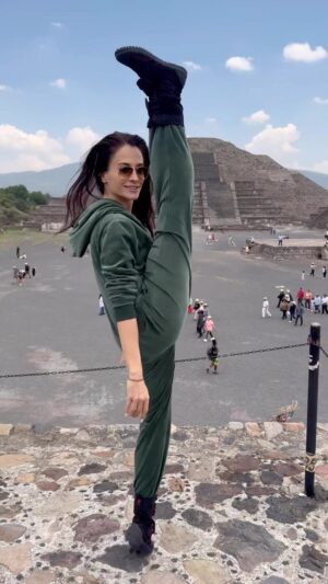 Tetiana Gaidar Instagram - Mention that one friend who makes you wanna get flexy ❤️

Download the app and start your flexibility journey. Front Splits Challenge starts on Monday. Join now with link in bio #stretchitapp