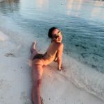 Tetiana Gaidar Instagram - Save this post & share if you like #traveling & want to go to #BoraBora. This post & the next one will be a comparison of two hotels I visited in #FrenchPolynesia @fsborabora : 1. Villas 102 or 104 offer the best view of the sunset and a private island in the middle of the ocean (or any other villa on this side with even numbers). 2. You can organize fireworks 🎆 & a private dinner on the little man-made island in the middle of the ocean🏝️. Set up a ❤️ heart made of flowers on the beach or on the private island – so romantic. Lots of honeymoon couples, newlyweds, and couples proposing or having weddings on that🏝️ island. 3. The Asian restaurant is my favorite. The Mediterranean restaurant is good too 4. There are lots of activities you can do: jet ski tours around the island, flyboarding, scuba diving 🤿, going on a tour to swim with sharks and stingrays, snorkeling in the lagoons at the resort, etc. …. The concierge is nice, but we loved St. Regis service better! 5. The water at Four Seasons is so shallow you can walk from your villa to the beach and to the private little man-made island in the middle, sometimes you can see the shark by your villa, you can swim with them too. Water super warm!