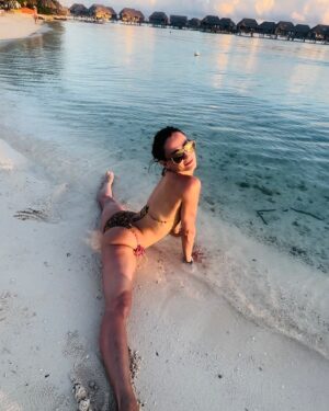 Tetiana Gaidar Instagram - Save this post & share if you like #traveling & want to go to #BoraBora. This post & the next one will be a comparison of two hotels I visited in #FrenchPolynesia @fsborabora :

1. Villas 102 or 104 offer the best view of the sunset and a private island in the middle of the ocean (or any other villa on this side with even numbers).

2. You can organize fireworks 🎆 & a private dinner on the little man-made island in the middle of the ocean🏝️. Set up a ❤️ heart made of flowers on the beach or on the private island – so romantic. Lots of honeymoon couples, newlyweds, and couples proposing or having weddings on that🏝️ island.

3. The Asian restaurant is my favorite. The Mediterranean restaurant is good too

4. There are lots of activities you can do: jet ski tours around the island, flyboarding, scuba diving 🤿, going on a tour to swim with sharks and stingrays, snorkeling in the lagoons at the resort, etc. …. The concierge is nice, but we loved St. Regis service better!

5. The water at Four Seasons is so shallow you can walk from your villa to the beach and to the private little man-made island in the middle, sometimes you can see the shark by your villa, you can swim with them too. Water super warm!