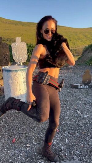 Tetiana Gaidar Instagram - What one handed reload did @tetianagaidar forget with 🐈‍⬛Gargoyle? 🖤Holsters by @bravoconcealment 

🐈‍⬛ @emersonleonaitis