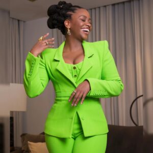 Teyonah Parris Instagram - Happy to have partnered with @boxlunchgifts for the opportunity to attend the #BoxLunchHolidayGala celebrating their collaboration with @feedingamerica and the incredible work they are doing to end hunger in our local communities. Truly an honor to present the 'Community Outreach' Award!! And thank you so very much for all that you do!! 🖤🖤🖤