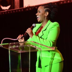 Teyonah Parris Instagram - Happy to have partnered with @boxlunchgifts for the opportunity to attend the #BoxLunchHolidayGala celebrating their collaboration with @feedingamerica and the incredible work they are doing to end hunger in our local communities. Truly an honor to present the 'Community Outreach' Award!! And thank you so very much for all that you do!! 🖤🖤🖤