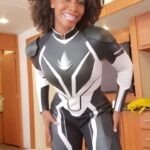 Teyonah Parris Instagram – Nothing like that first suit up, baaaabaaayy!! ‘Little Teyonah’ is geeeekin’ and ‘Big Teyonah’ cannot believe this country, chocolate gal, with big kinky hair, and thick thighs is suited- n -booted in a @marvelstudios superhero film struttin’ in Ms. #MonicaRambeau’s knee high boots!! 😳 Yall… AAAAAHHHHHHHHH!!!

Soooo many artists contributed to the thousands of moving parts to make this incredibly fun film and I’m honored and grateful for all of them and for the opportunity to be a small part!! 🖤🖤🖤 

#TheMarvels in theatres NOW!! 💫

**video circa June 2021**