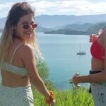 Thaís Müller Instagram - se for pra gente juntar que seja sempre assim: lugar incrível, amigos maravilhosos, música boa e a barriga doendo a beça de tanto rir • como é gostoso a gente junto! 🫶🏼 quero maaaaiissss @bourbon.festival.paraty