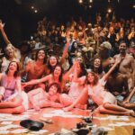 Thaís Müller Instagram - acordei com saudade do palco dessa confusão deliciosa de camarim e ensaio de me sentir em casa ali e de me sentir em casa com eles 🫶🏼 @comoselivrar_peca • jan 2023 @sedeciadosatores direção: @ricardosantosdirecao