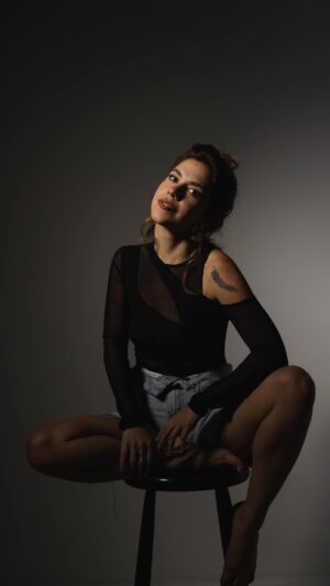 Thaís Müller Instagram - a gente se alimenta de trabalho e o ano ainda não acabou, entao: VEM! MANDA JOBS! 🫶🏼

📸: @caiooviedo | @dois.8oito 
👄: @diegonardes