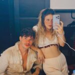 Thaís Müller Instagram - acordei com saudade do palco dessa confusão deliciosa de camarim e ensaio de me sentir em casa ali e de me sentir em casa com eles 🫶🏼 @comoselivrar_peca • jan 2023 @sedeciadosatores direção: @ricardosantosdirecao