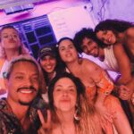 Thaís Müller Instagram - acordei com saudade do palco dessa confusão deliciosa de camarim e ensaio de me sentir em casa ali e de me sentir em casa com eles 🫶🏼 @comoselivrar_peca • jan 2023 @sedeciadosatores direção: @ricardosantosdirecao