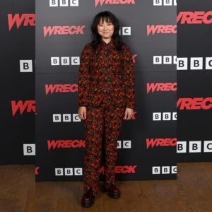 Thaddea Graham Instagram - The dream team behind the Wreck Premiere look …

Styling: @hollyevawhite with @paulsmithdesign @drmartensofficial 

Make Up: @naokoscintu 

Hair: @samuel.b.styling 

Hand holding: @itg_ltd @premierpersonalpr

Absolute angels in human form 💚

📸: @hogieaaa__