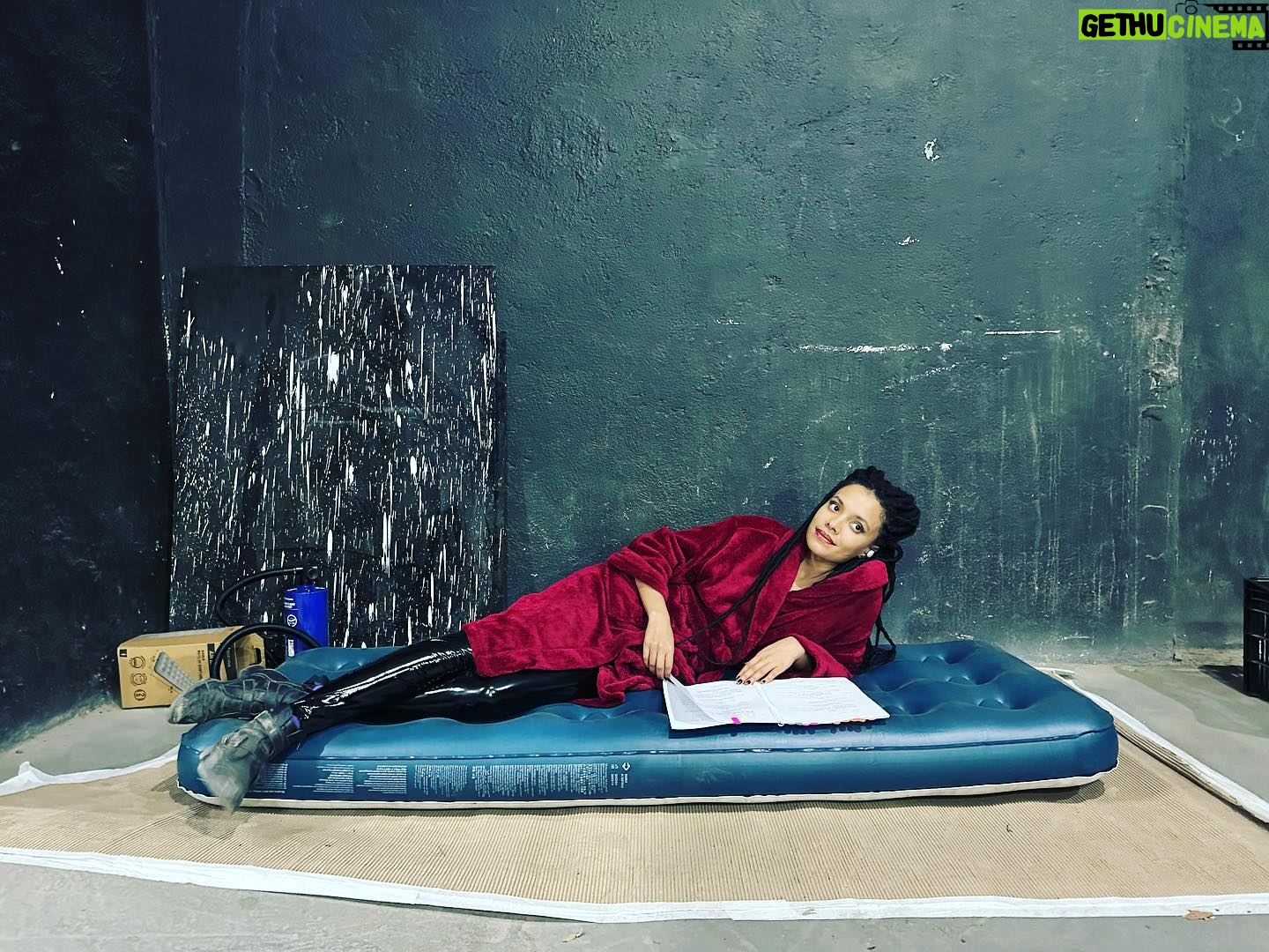 Thais Lago Instagram - Aquela espera conhecida 🥀✨ Te amo CINEMA!!