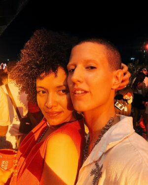 Thais Lago Instagram - Vermelho ❤️‍🔥
Ontem no rolezim @amstelbr… @_helindo @brandaoart sempre entregando vibes hehe ✨