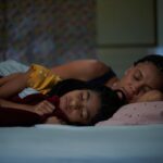 Thais Lago Instagram - Essa é a Maria. Neste episódio, não estão em questão os Desejos dela, mas como o desejo do outro se impõe (muitas vezes) sem pedir licença, principalmente, quando estamos falando de uma relação entre mãe e filha, ou de um casal. Antes de entrar em cena, eu sempre perguntei a ela: “Qual é o seu desejo, Maria?”. Nem sempre a gente como ator descobre, porque, nem sempre, a personagem quer nos contar. #Desejos Sa já está disponível na @starplusbr 💓