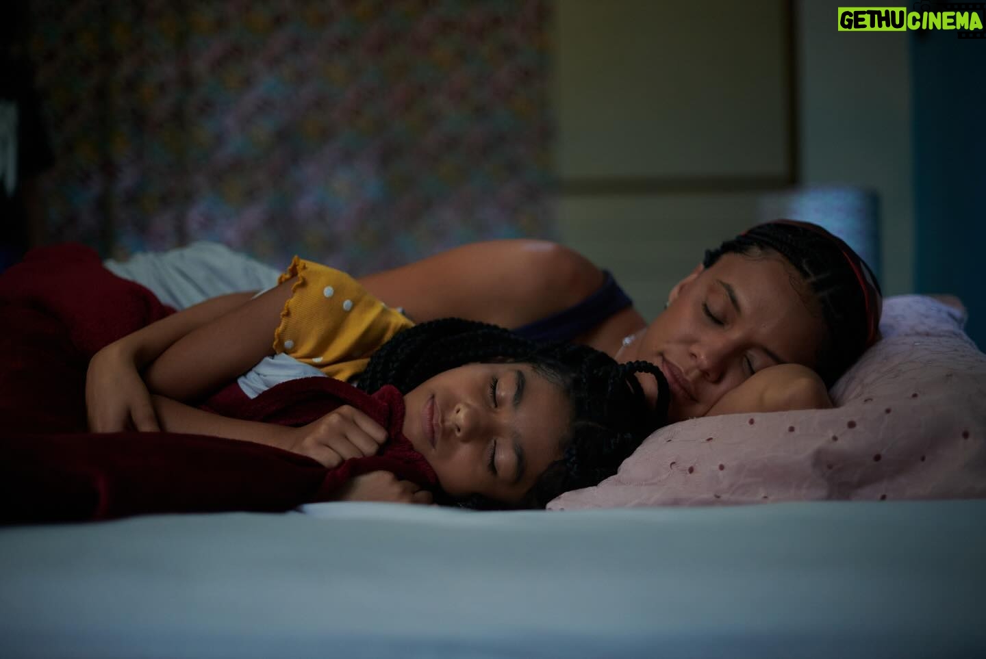 Thais Lago Instagram - Essa é a Maria. Neste episódio, não estão em questão os Desejos dela, mas como o desejo do outro se impõe (muitas vezes) sem pedir licença, principalmente, quando estamos falando de uma relação entre mãe e filha, ou de um casal. Antes de entrar em cena, eu sempre perguntei a ela: “Qual é o seu desejo, Maria?”. Nem sempre a gente como ator descobre, porque, nem sempre, a personagem quer nos contar. #Desejos Sa já está disponível na @starplusbr 💓