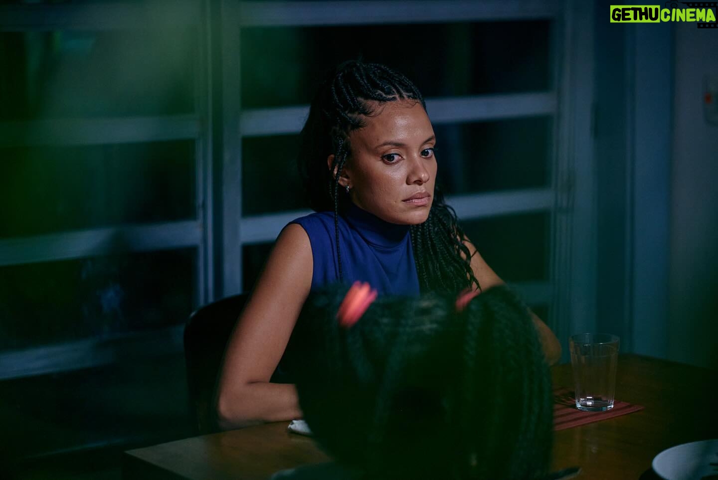 Thais Lago Instagram - Essa é a Maria. Neste episódio, não estão em questão os Desejos dela, mas como o desejo do outro se impõe (muitas vezes) sem pedir licença, principalmente, quando estamos falando de uma relação entre mãe e filha, ou de um casal. Antes de entrar em cena, eu sempre perguntei a ela: “Qual é o seu desejo, Maria?”. Nem sempre a gente como ator descobre, porque, nem sempre, a personagem quer nos contar. #Desejos Sa já está disponível na @starplusbr 💓