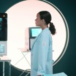 Thais Lago Instagram - DNA do Crime chegou direto no Top #1 de séries mais assistidas da @netflixbrasil e no Top 10 em diversos países do mundo, como Alemanha, EUA, França, México e Argentina. Confira já todos os episódios dessa série policial que conta com #MaeveJinkings, #MariOliveira e #ThaisLago no elenco e #BrunoPasseri como co-chefe de roteiro. Imperdível!
