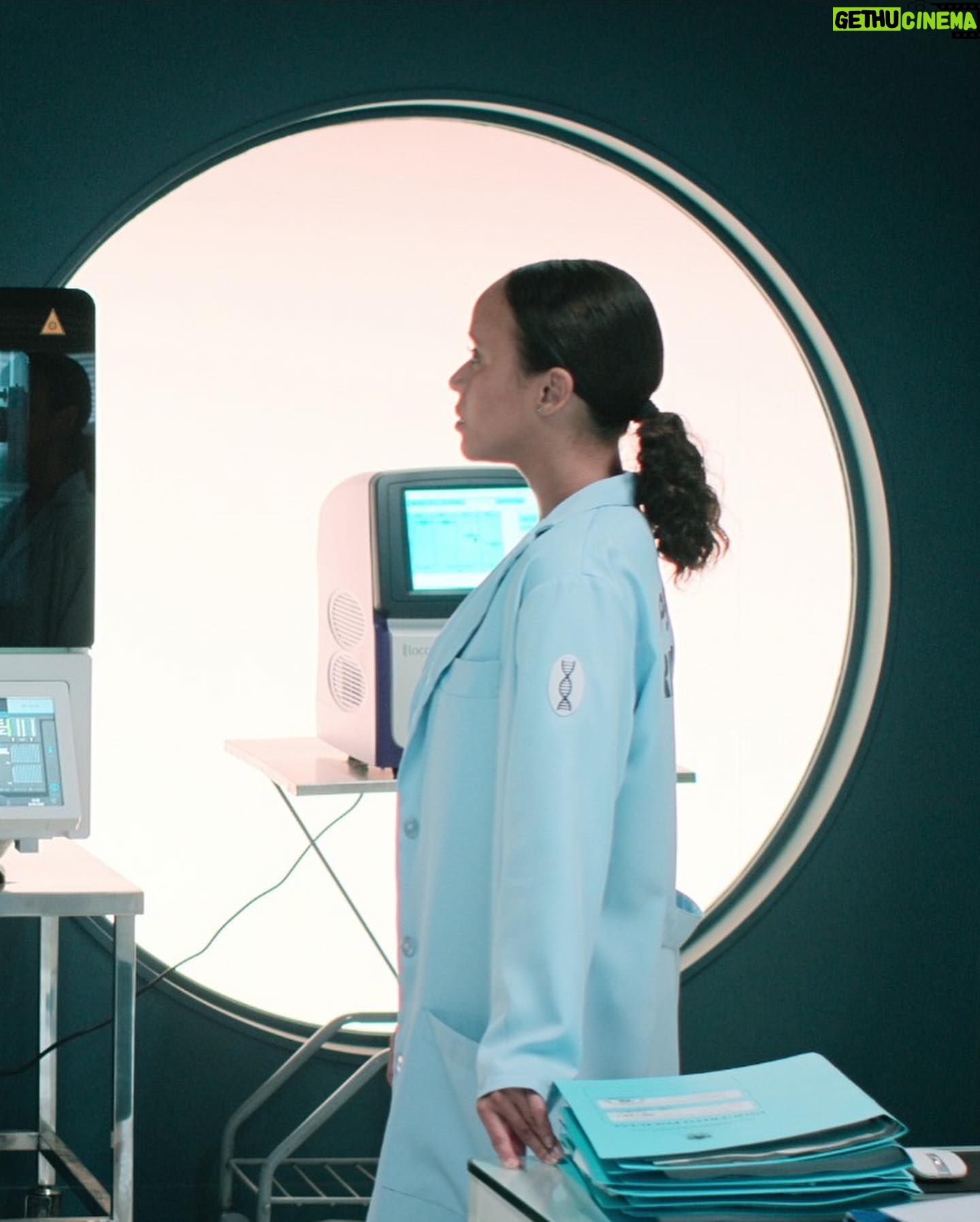 Thais Lago - 1.2K Likes - DNA do Crime chegou direto no Top #1 de séries mais assistidas da @netflixbrasil e no Top 10 em diversos países do mundo, como Alemanha, EUA, França, México e Argentina. Confira já todos os episódios dessa série policial que conta com #MaeveJinkings, #MariOliveira e #ThaisLago no elenco e #BrunoPasseri como co-chefe de roteiro. Imperdível!