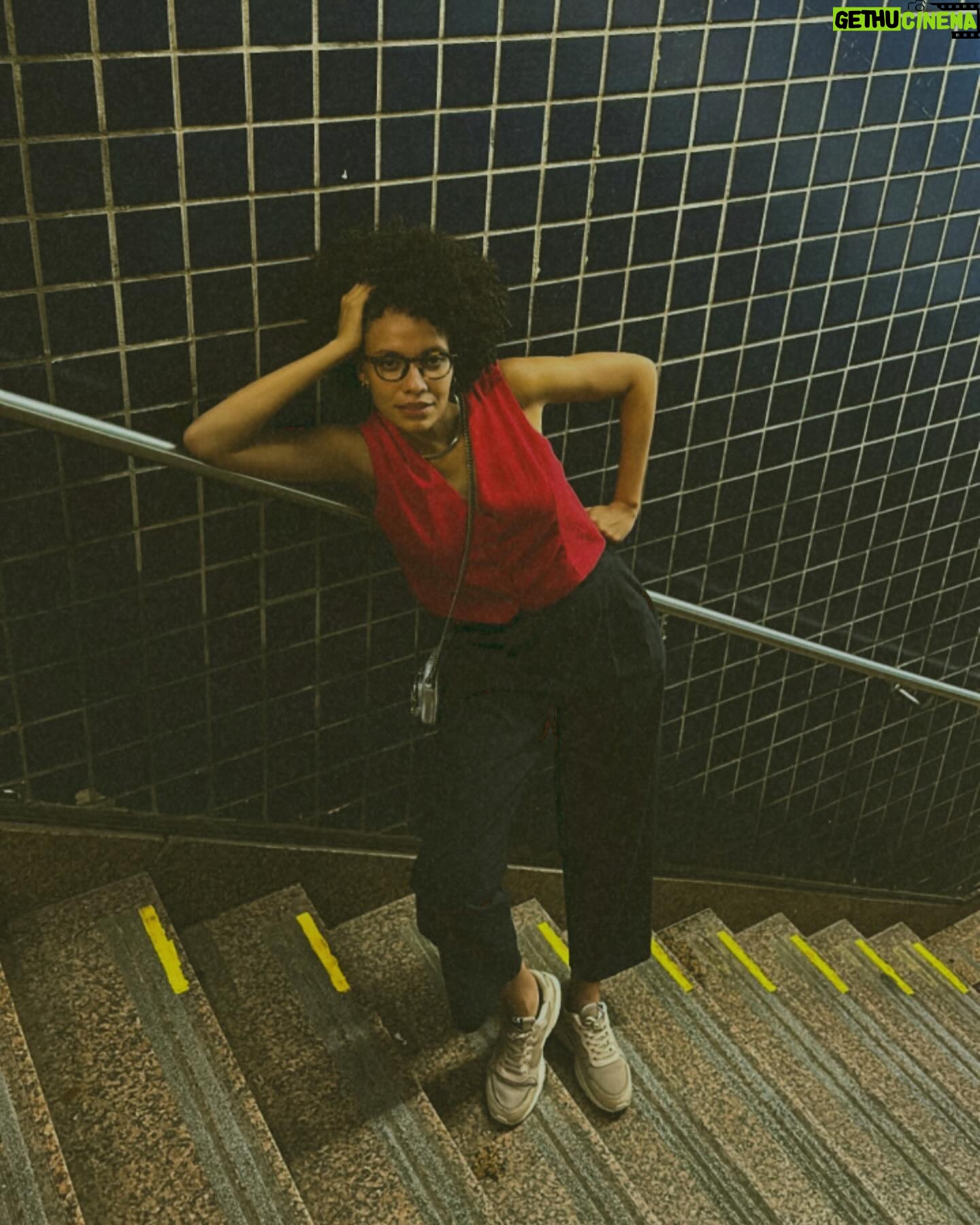 Thais Lago Instagram - Várias baldeações erradas no metrô de Sp! #quemnunca 🥵🤣🚉 . . . Foto: @fitti_____