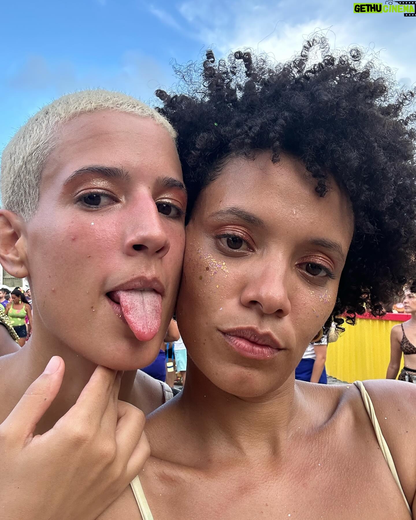 Thais Lago Instagram - Recomendado: fazer foto de casal depois de 1hr FREVANDO sem parar ⛱️