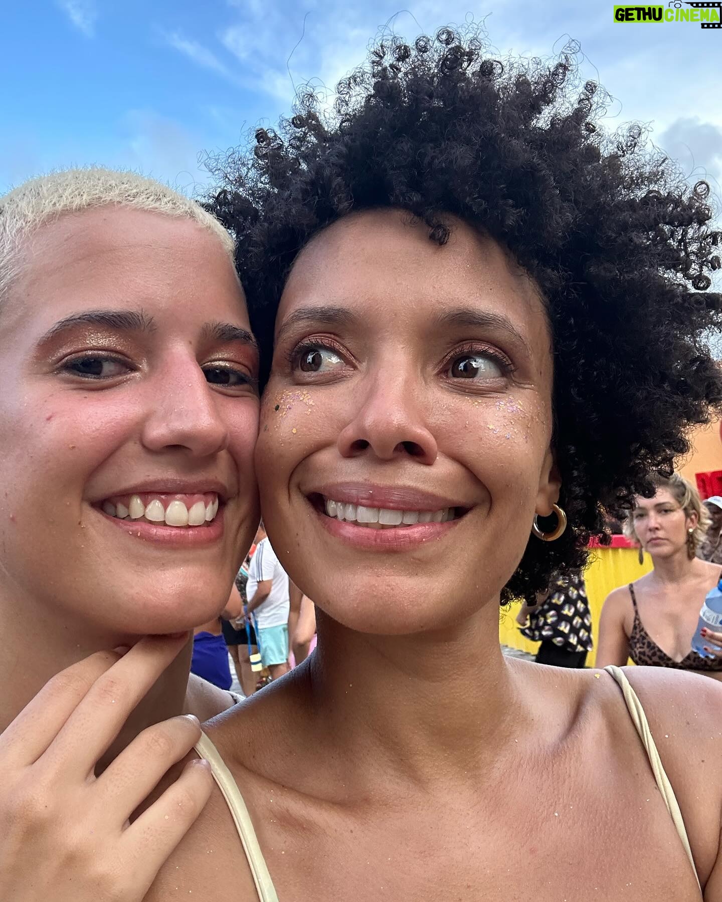 Thais Lago Instagram - Recomendado: fazer foto de casal depois de 1hr FREVANDO sem parar ⛱️