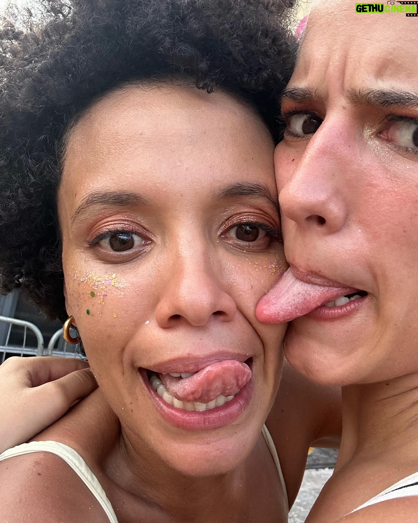 Thais Lago Instagram - Recomendado: fazer foto de casal depois de 1hr FREVANDO sem parar ⛱️