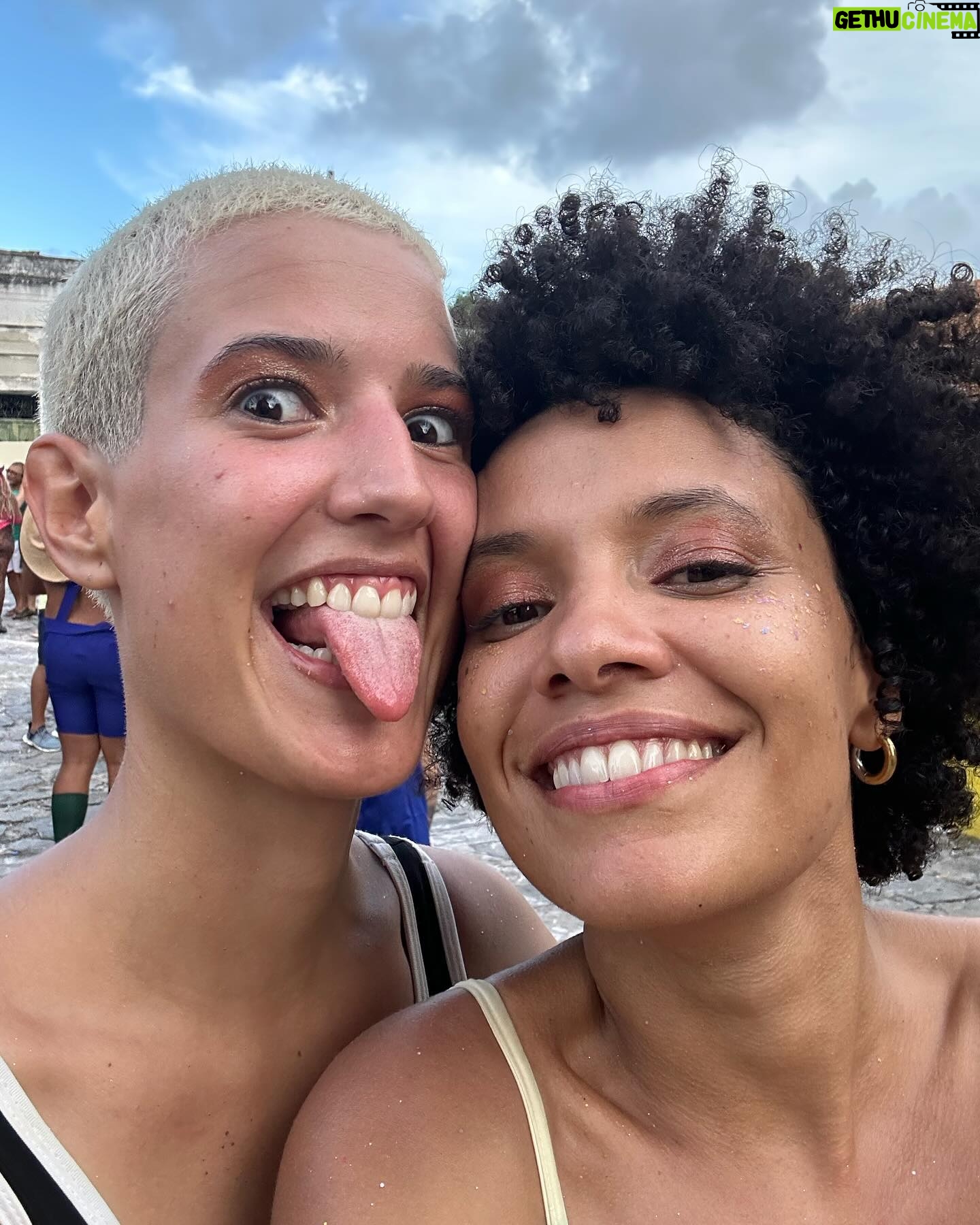 Thais Lago Instagram - Recomendado: fazer foto de casal depois de 1hr FREVANDO sem parar ⛱️