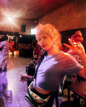 Thais Lago Instagram - E no fim a gente canta e dança 🦇✨❤️‍🔥
