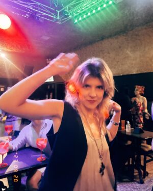 Thais Lago Instagram - E no fim a gente canta e dança 🦇✨❤️‍🔥